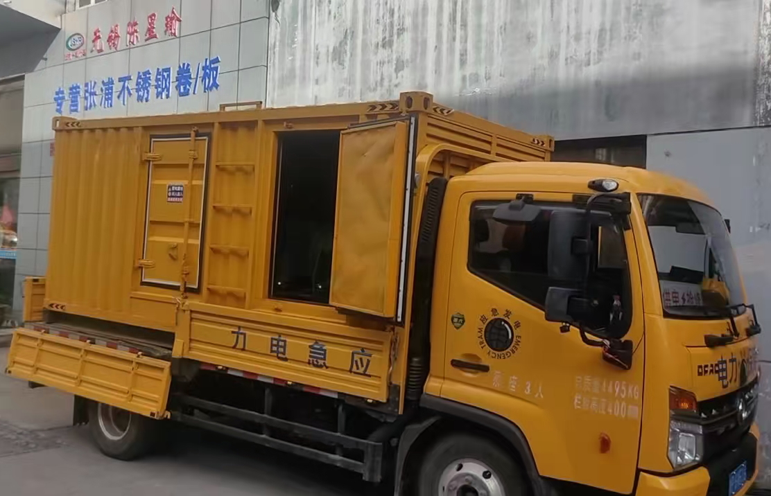 两当柴油发电机组负载测试时应如何监控机组的运行状态？