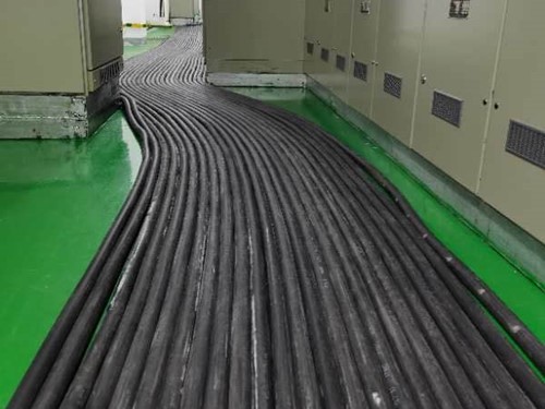 两当如何根据理论计算公式计算温度对特定电压测量结果的影响？